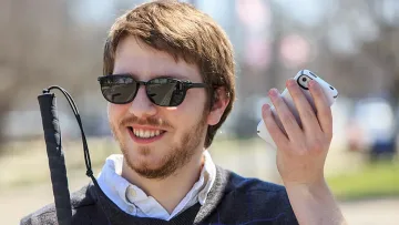 Изкуственият интелект-огледало за незрящи хора