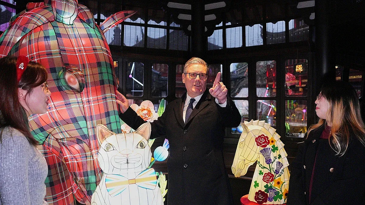 Стармър яде халюциногенни гъби в Китай. Какво се случи?