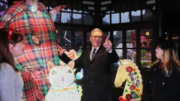 Стармър яде халюциногенни гъби в Китай. Какво се случи?