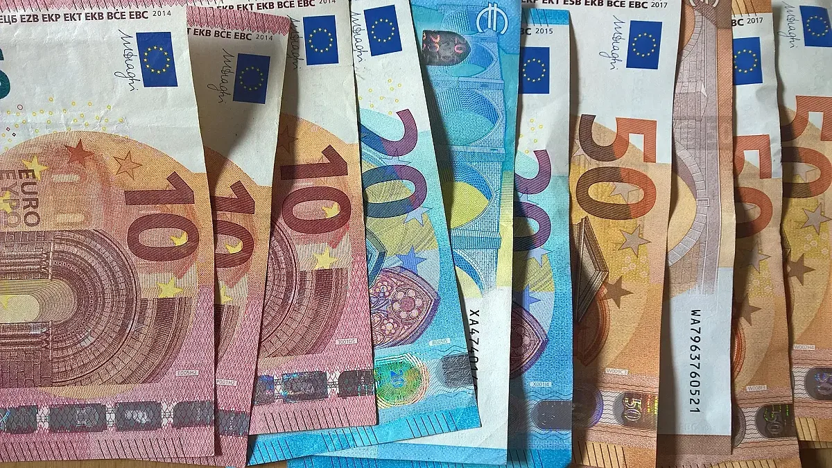 Еврото остава почти без промяна спрямо долара