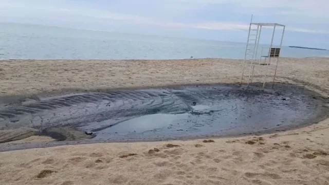 Мазут съсипа приказен наш плаж. 8 служби накрак