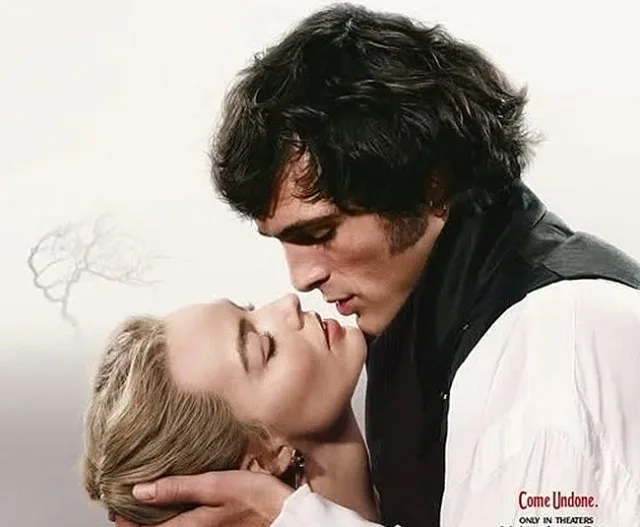 Популярен актьор изплю дъвка в ръката на майка си на червения килим