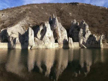 Чудните скали светват като сцена и чакат хиляди туристи 