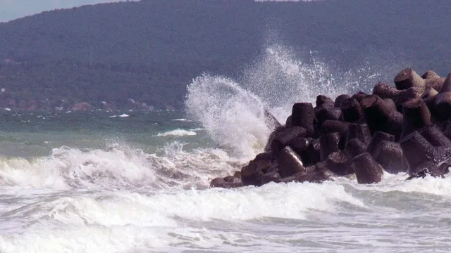 Метео Балканс бие тревога! Адски вълни до часове