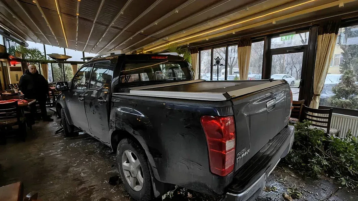 Смразяващо. Вижте как джипът връхлита в заведението в Пловдив ВИДЕО