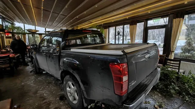 Смразяващо. Вижте как джипът връхлита в заведението в Пловдив ВИДЕО