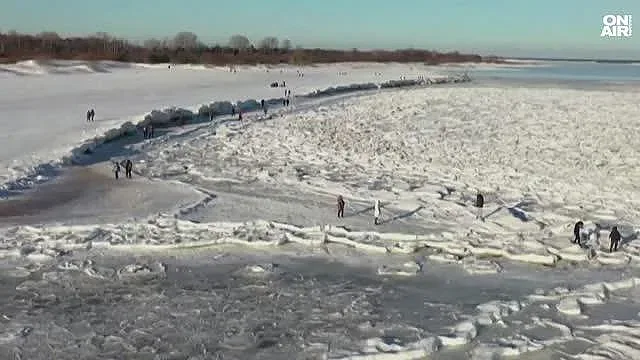 Невиждан студ! Едно море замръзна, дървета се пръскат като бомби