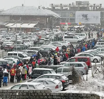 Километри опашки за лифта в Банско! Чужденци напускат