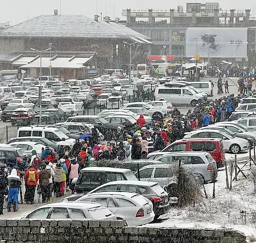 Километри опашки за лифта в Банско! Чужденци напускат