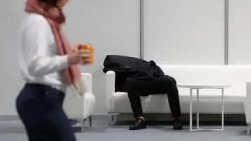 Ето защо заспиваме толкова лесно на дивана, а не в леглото