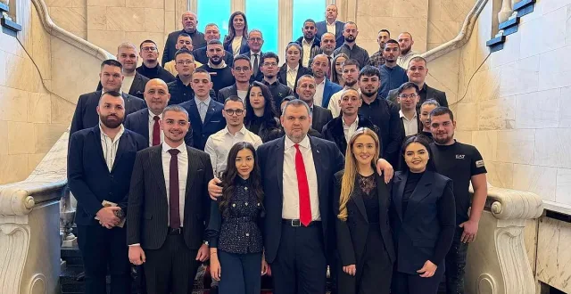 Пеевски разведе младежи от Варна в Музея на Сглобката