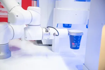 Първият робот барман в Европа прави кафе в Kaufland в София