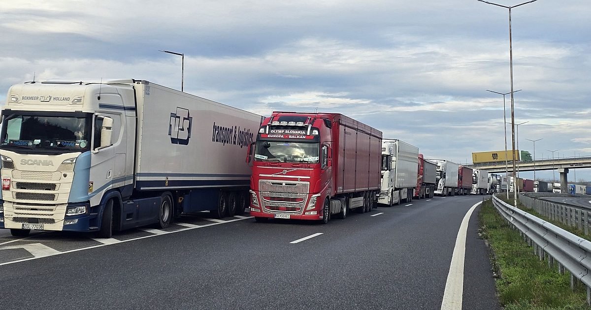 Камиони блокират изхода към Турция, трафикът расте