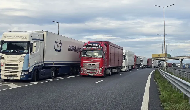 Камиони се трупат на Капитан Андреево