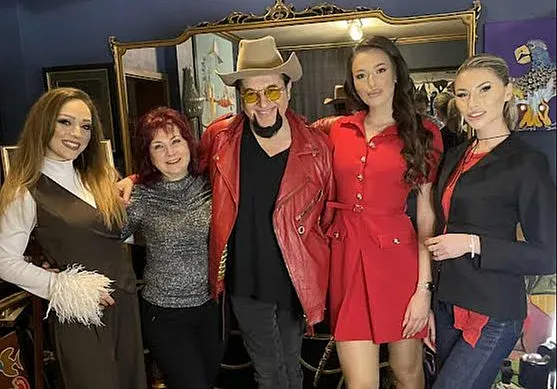 Бизнесмен е почетен гост в "Певец на годината"