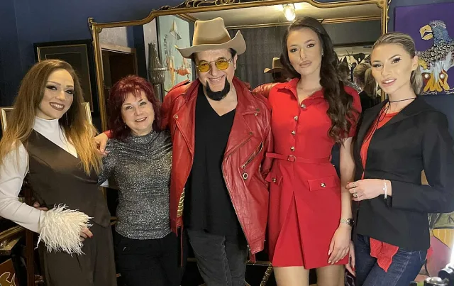 Бизнесмен е почетен гост в "Певец на годината"