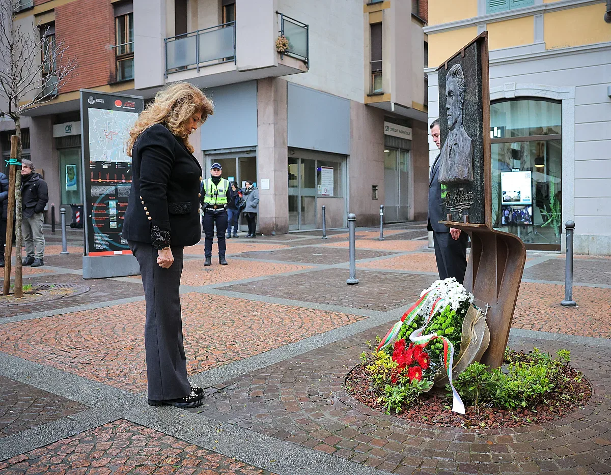 Президентът Йотова отдаде почит пред барелефа на Левски в Монца