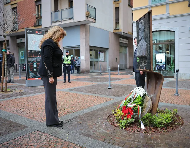 Президентът Йотова отдаде почит пред барелефа на Левски в Монца