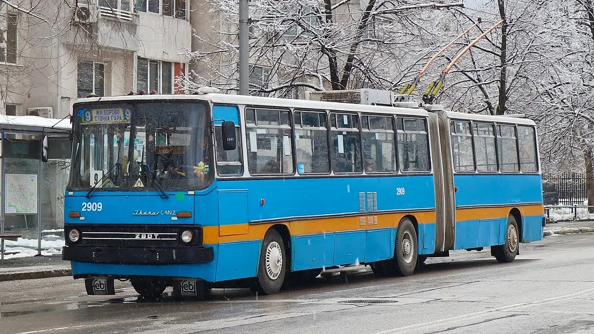 Исторически тролеи „Икарус“ и „ЗИУ“ излизат по улиците на София