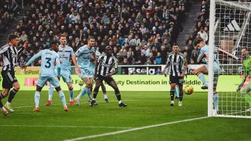 Драма, обрати и късен удар - Брентфорд шокира Нюкясъл като гост