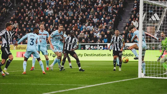 Драма, обрати и късен удар - Брентфорд шокира Нюкясъл като гост