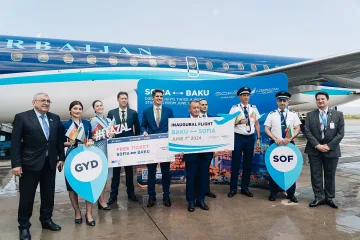 Посрещнаха първия полет от Баку на летище София