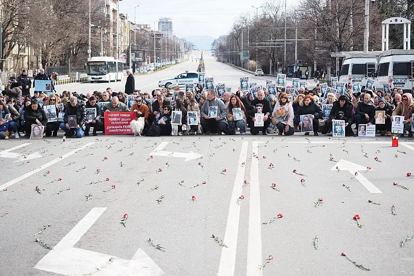 456 карамфила на Орлов мост в памет на загубилите при катастрофи