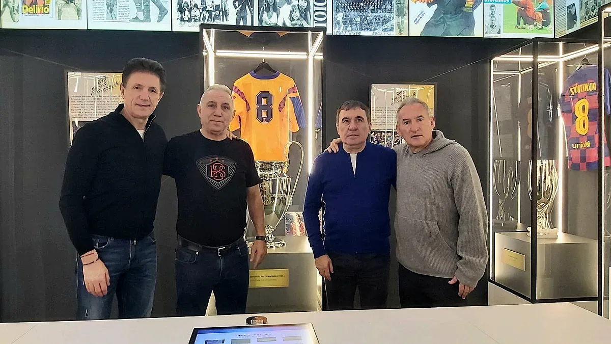 Чужди легенди на крака при Стоичков за юбилея му (СНИМКИ)