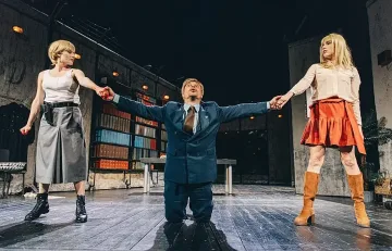 Красавици прелъстяват в комедия за комунизма