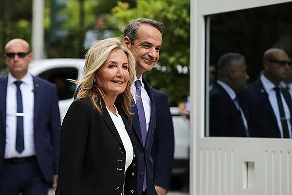 Съпругата на Мицотакис ранена при катастрофа в Италия