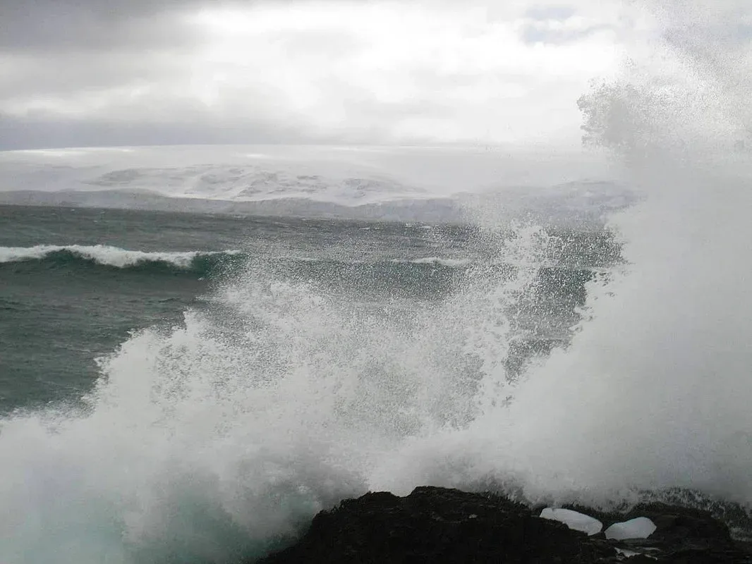 Мощна буря удари българските антарктици