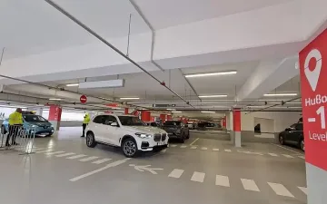 Новият паркинг на летището. Златни цени