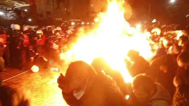 В Тирана стана страшно. Коктейли "Молотов" и водни оръжия
