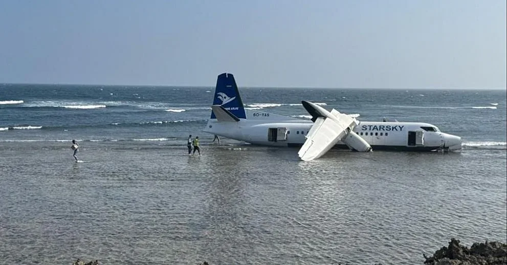 Чудо! Самолет падна в океана, всички оцеляха
