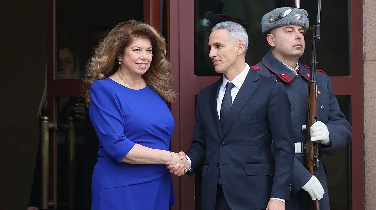 Йотова връчва мандата на Гюров. Страната влиза в предсрочен сценарий