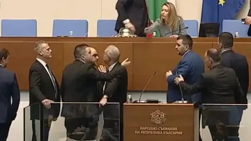 „Шест трупа и педофили“! Парламентът избухна заради „Петрохан“