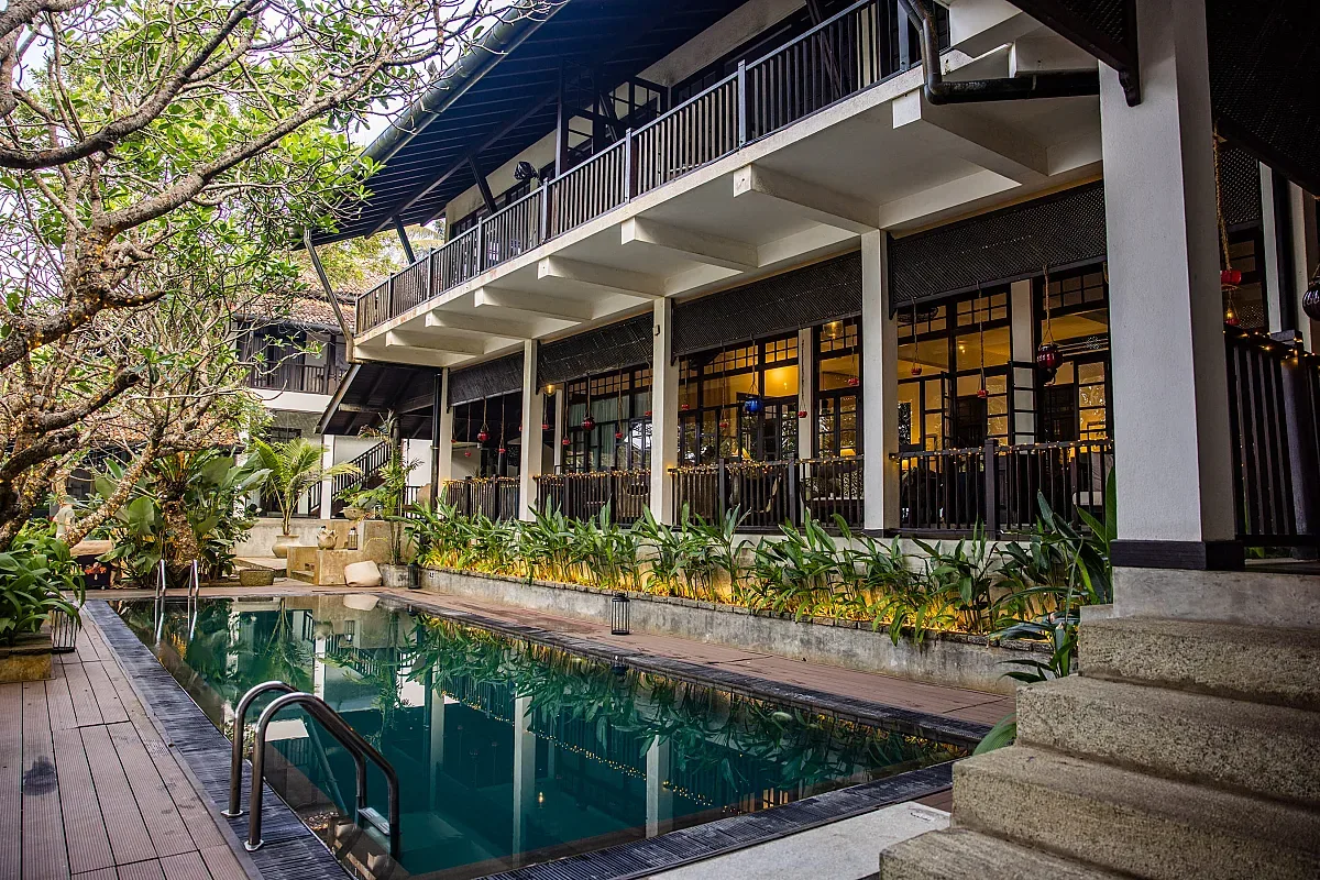 Ергенки се глезят във вилата на Жената-чудо