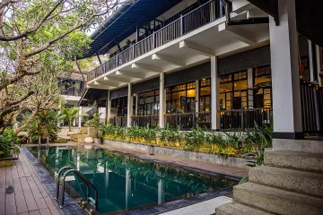 Ергенки се глезят във вилата на Жената-чудо