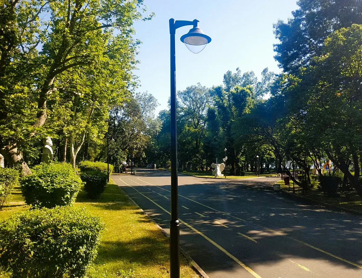 Морската градина в Бургас блесна с нова светлина
