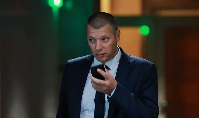 Зам.-шефът на КОНПИ подал оставка, парламентът я обсъжда