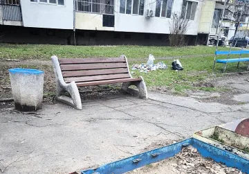 Чудовищно! Бебе в чувал за боклук