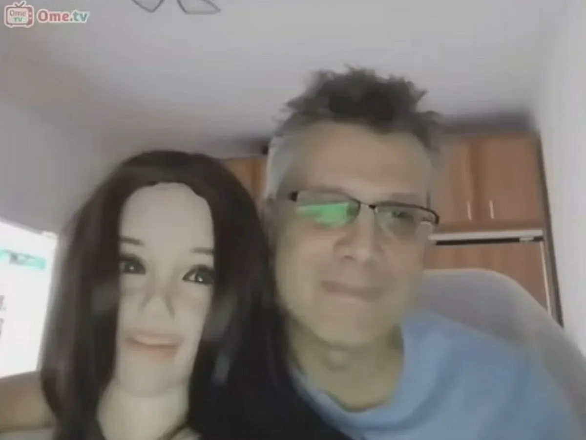 Нов психар.Наш лекар изуми децата със секс кукла 