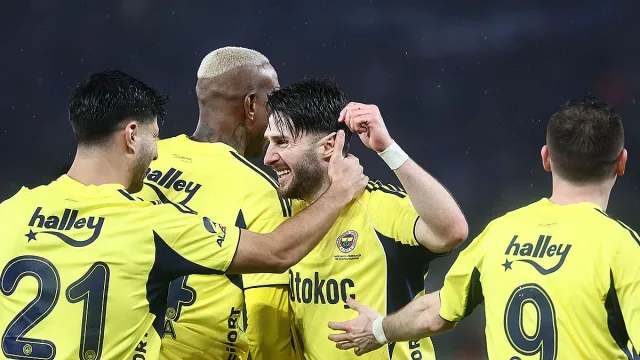 Фенербахче обърна Трабзонспор и остана в битката за титлата