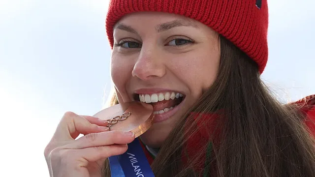 Бронзовата Лора ги удари в земята! Номер 1 е