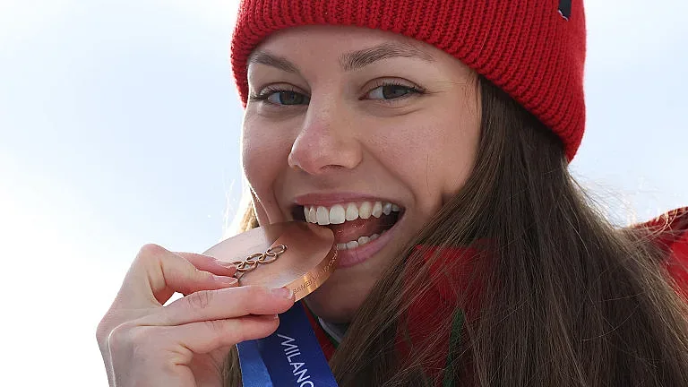 Бронзовата Лора ги удари в земята! Номер 1 е