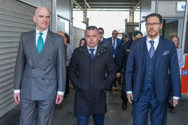 Митов заведе британския посланик на границата