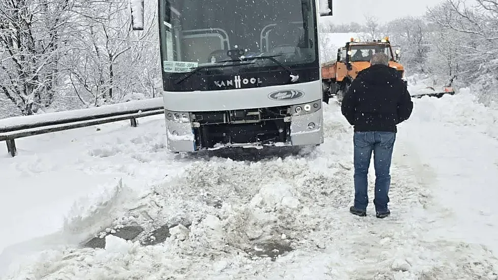 Страшна драма на пътя! Пълен автобус закъса
