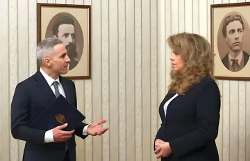 Кой кой е в кабинета Гюров