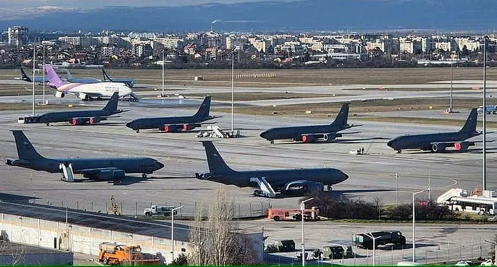 Посолството на САЩ с разяснения за 10-те военни самолета в София