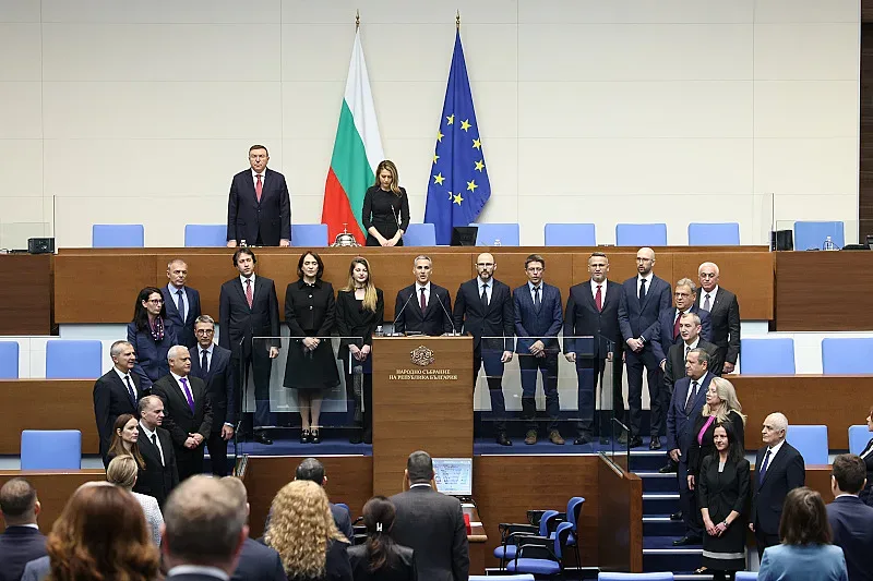 Парламентът ври и кипи след клетвата на Гюров! Остри реакции